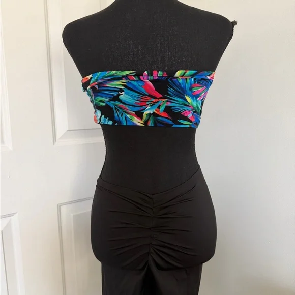 Colorful Strapless tropical top set with scrunch booty biker shorts. Super sexy - Picture 5 of 5